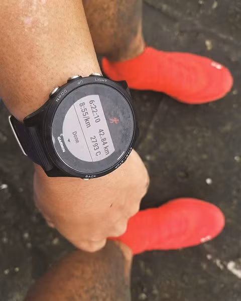 Il court un marathon sur… le toit de son immeuble ảnh 2