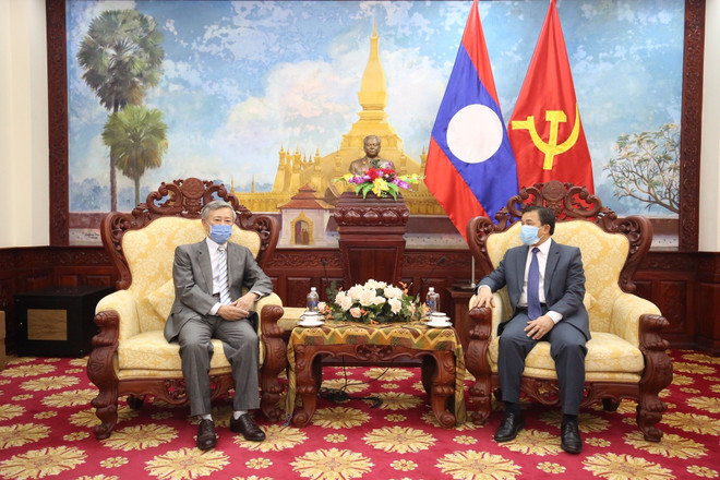 Le Vietnam remet du matériel médical au Laos ảnh 1 Le Vietnam remet du matériel médical au Laos ảnh 1