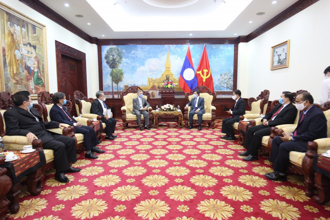 Le Vietnam remet du matériel médical au Laos ảnh 3 Le Vietnam remet du matériel médical au Laos ảnh 3