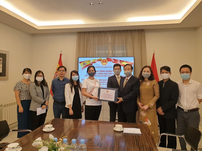 Le gouvernement vietnamien offre des masques à la communauté des Vietnamiens en Espagne ảnh 1 Le gouvernement vietnamien offre des masques à la communauté des Vietnamiens en Espagne ảnh 1