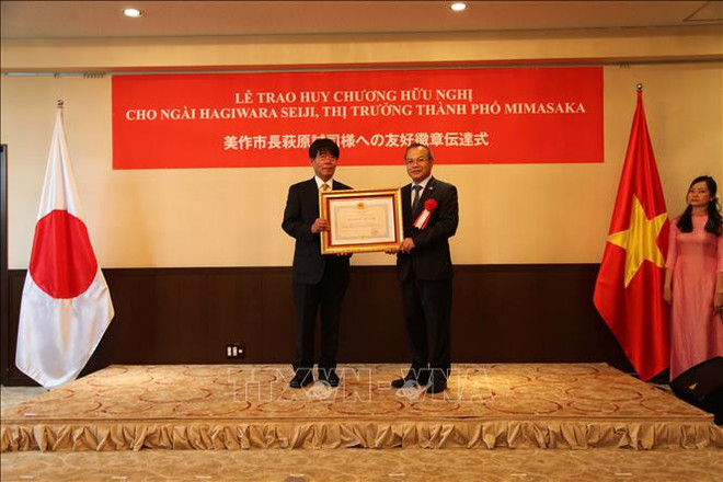Le maire de Mimasaka s’est vu décerner la médaille de l’amitié du Vietnam ảnh 1 Le maire de Mimasaka s’est vu décerner la médaille de l’amitié du Vietnam ảnh 1