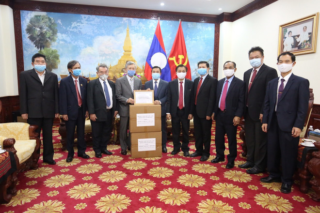 Le Vietnam remet du matériel médical au Laos ảnh 2 Le Vietnam remet du matériel médical au Laos ảnh 2