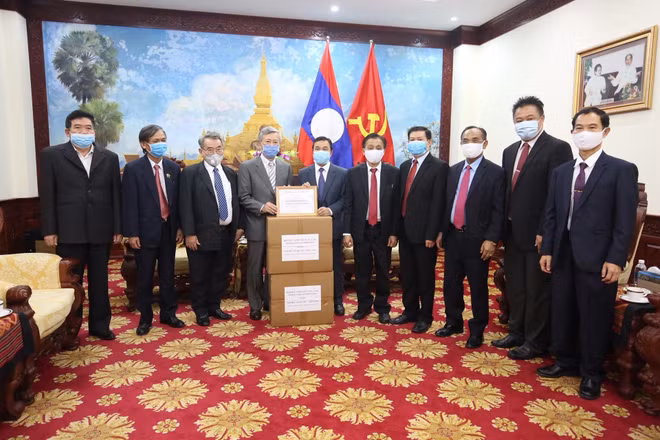 Le Vietnam remet du matériel médical au Laos ảnh 2