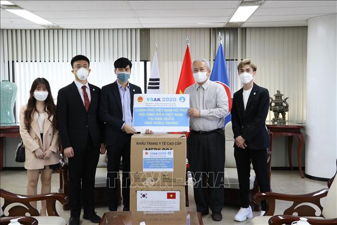Remise de 25.000 masques médicaux à la communauté des Vietnamiens en R. de Corée ảnh 1 Remise de 25.000 masques médicaux à la communauté des Vietnamiens en R. de Corée ảnh 1