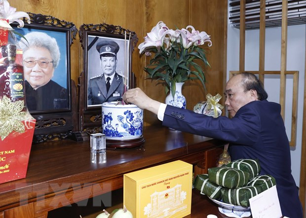 Le président Nguyen Xuan Phuc rend hommage à d’anciens dirigeants du Parti et de l’Etat ảnh 3 Le président Nguyen Xuan Phuc rend hommage à d’anciens dirigeants du Parti et de l’Etat ảnh 3