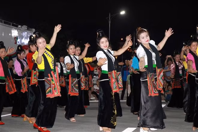 Spectacle mettant à l’honneur l’art de la danse “Xòe” du peuple Thái ảnh 1