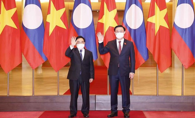 Le président de l’Assemblée nationale rencontre le PM du Laos ảnh 1 Le président de l’Assemblée nationale rencontre le PM du Laos ảnh 1