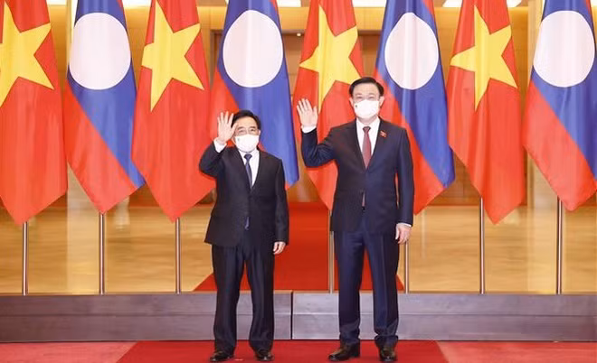 Le président de l’Assemblée nationale rencontre le PM du Laos ảnh 1