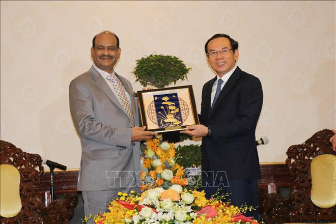 Le président de la Chambre basse indienne termine avec succès sa visite officielle au Vietnam ảnh 2 Le président de la Chambre basse indienne termine avec succès sa visite officielle au Vietnam ảnh 2