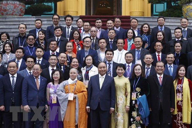 Le président Nguyen Xuan Phuc assiste au programme artistique “"Printemps du pays natal 2022" ảnh 2 Le président Nguyen Xuan Phuc assiste au programme artistique “"Printemps du pays natal 2022" ảnh 2