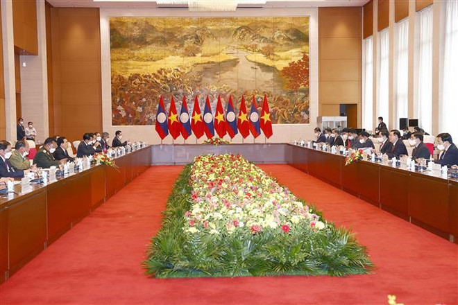 Le président de l’Assemblée nationale rencontre le PM du Laos ảnh 2