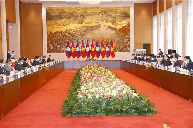 Le président de l’Assemblée nationale rencontre le PM du Laos ảnh 2 Le président de l’Assemblée nationale rencontre le PM du Laos ảnh 2