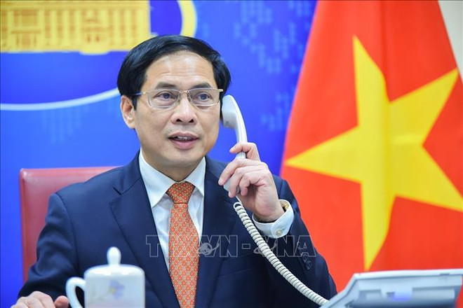 Vietnam-Biélorussie: Conversation téléphonique entre les ministres des Affaires étrangères ảnh 1