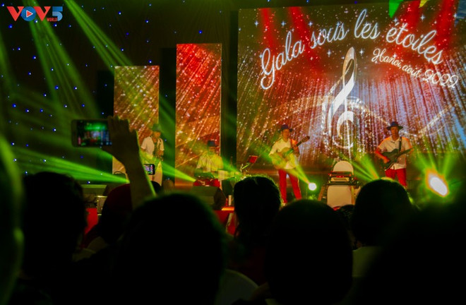 Gala sous les étoiles du Département de français de l’université de langues internationales de Hanoï ảnh 1 Gala sous les étoiles du Département de français de l’université de langues internationales de Hanoï ảnh 1