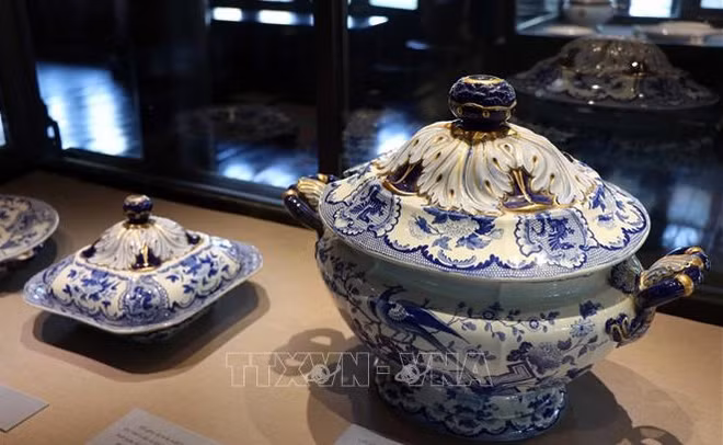 Exposition d’antiquités royales de Hue à Hanoï ảnh 1