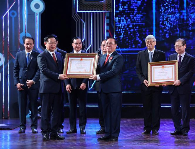 Le président de l’Assemblée nationale à une cérémonie de remise de prix scientifiques ảnh 2 Le président de l’Assemblée nationale à une cérémonie de remise de prix scientifiques ảnh 2