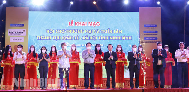 Ninh Binh ouvre une exposition sur ses réalisations socio-économiques ảnh 1 Ninh Binh ouvre une exposition sur ses réalisations socio-économiques ảnh 1