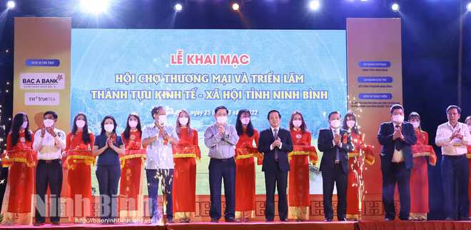 Ninh Binh ouvre une exposition sur ses réalisations socio-économiques ảnh 1