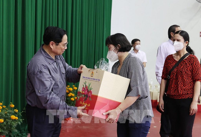 Têt: Le Premier ministre rend visite à des cadres et habitants de Can Tho et de Vinh Long ảnh 2 Têt: Le Premier ministre rend visite à des cadres et habitants de Can Tho et de Vinh Long ảnh 2