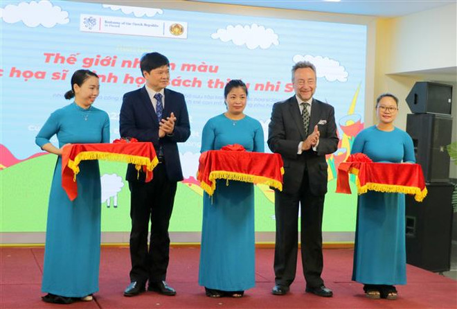 Expostion de dessins de livres illustrés pour les enfants tchèques à Hai Phong ảnh 1 Expostion de dessins de livres illustrés pour les enfants tchèques à Hai Phong ảnh 1