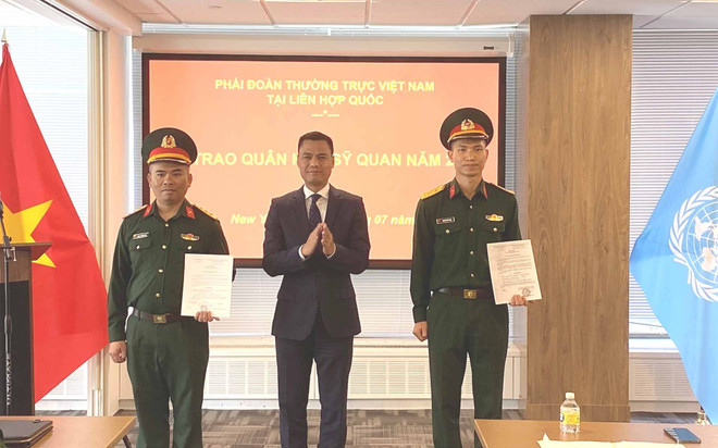 Remise de grades militaires à deux officiers vietnamiens travaillant à l’ONU ảnh 1