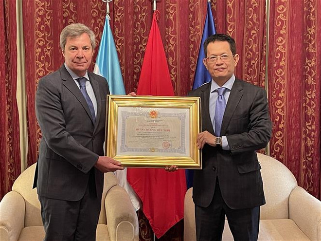L’Ordre de l’Amitié à un ancien ambassadeur d’Argentine au Vietnam ảnh 1 L’Ordre de l’Amitié à un ancien ambassadeur d’Argentine au Vietnam ảnh 1