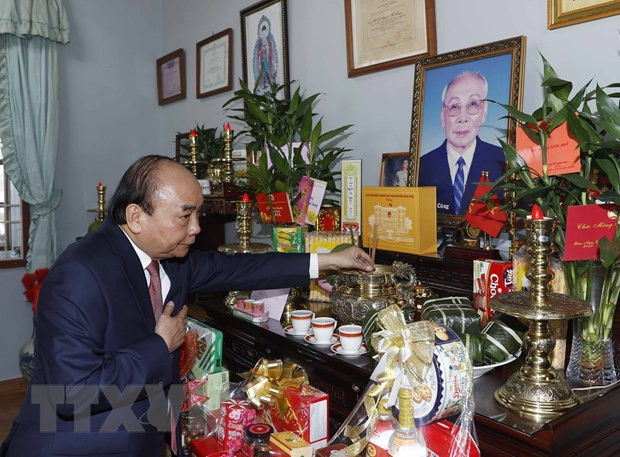 Le président Nguyen Xuan Phuc rend hommage à d’anciens dirigeants du Parti et de l’Etat ảnh 2 Le président Nguyen Xuan Phuc rend hommage à d’anciens dirigeants du Parti et de l’Etat ảnh 2