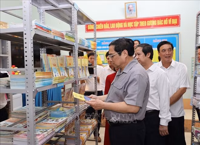 Le PM examine les préparatifs de la nouvelle année scolaire à Phu Tho ảnh 2