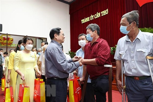 Têt: Le Premier ministre rend visite à des cadres et habitants de Can Tho et de Vinh Long ảnh 1 Têt: Le Premier ministre rend visite à des cadres et habitants de Can Tho et de Vinh Long ảnh 1