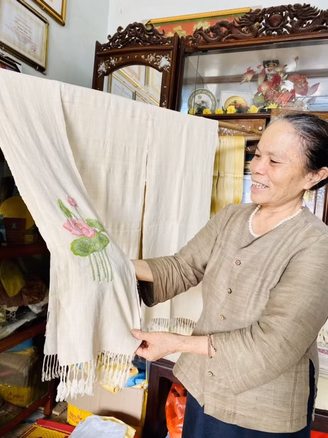 Phan Thi Thuân, la gardienne de la soie de Phung Xa ảnh 1