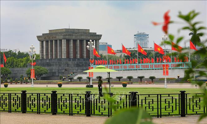 Près de 29.000 personnes rendent hommage au Président Ho Chi Minh en son Mausolée le 2 septembre ảnh 2 Près de 29.000 personnes rendent hommage au Président Ho Chi Minh en son Mausolée le 2 septembre ảnh 2