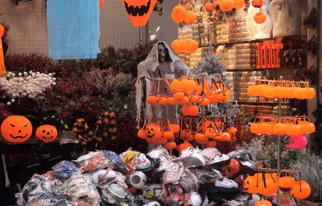 Hanoï : le marché des jouets pour Halloween s'anime ảnh 1
