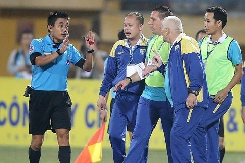FIFA : Quatre arbitres vietnamiens s’adaptent aux normes d’Élite 2018 ảnh 1