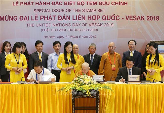 Publication d’une collection de timbre spéciale pour saluer le Vesak 2019 ảnh 1 Publication d’une collection de timbre spéciale pour saluer le Vesak 2019 ảnh 1