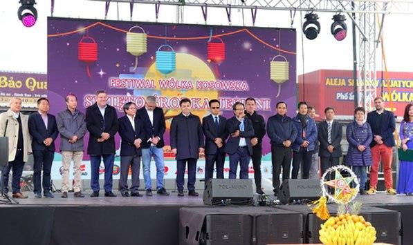 Pologne: promotion de la culture vietnamienne à la fête d’automne Wólka Kosowska ảnh 1 Pologne: promotion de la culture vietnamienne à la fête d’automne Wólka Kosowska ảnh 1