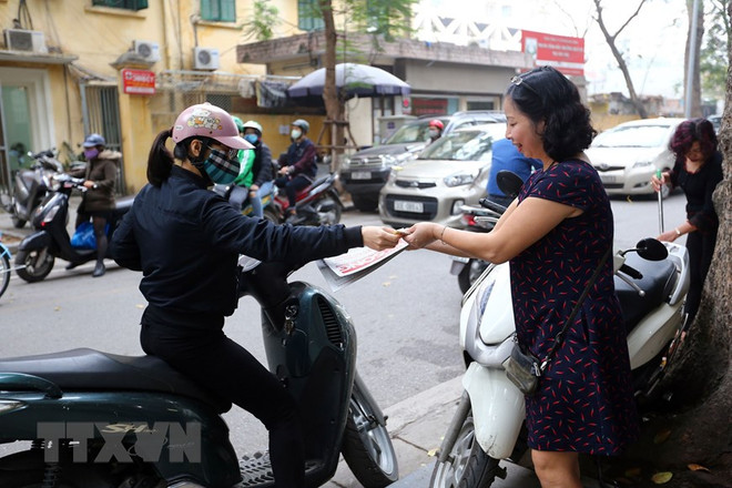 Les Hanoïens suivent de près le 2e Sommet RPDC-États-Unis ảnh 3