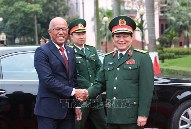Le ministre philippin de la Défense en visite officielle au Vietnam ảnh 1 Le ministre philippin de la Défense en visite officielle au Vietnam ảnh 1