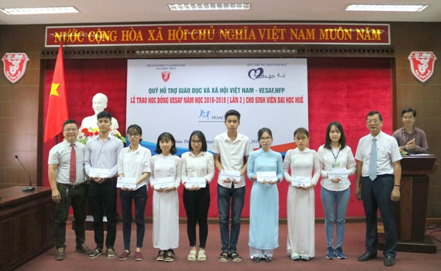 Remise de bourses à des étudiants brillants mais démunis à Thua Thien-Huê ảnh 1