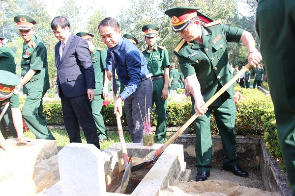 Thua Thien-Hue : inhumation des restes de soldats tombés au Laos ảnh 1 Thua Thien-Hue : inhumation des restes de soldats tombés au Laos ảnh 1