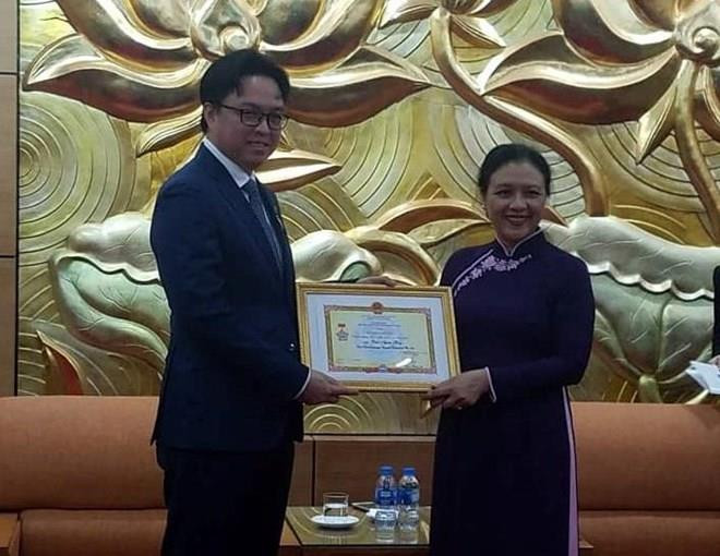 Insigne "Pour la paix et l'amitié entre les nations" à l'ambassadeur du Cambodge au Vietnam ảnh 1 Insigne "Pour la paix et l'amitié entre les nations" à l'ambassadeur du Cambodge au Vietnam ảnh 1