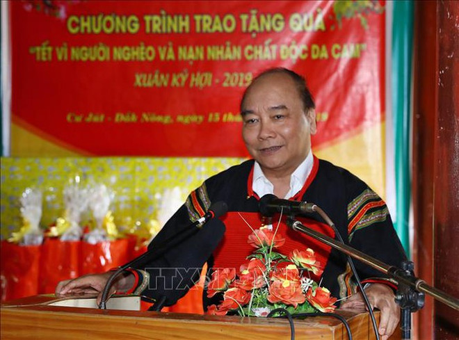 Le PM Nguyen Xuan Phuc offre des cadeaux aux personnes méritantes à Dak Nong ảnh 1