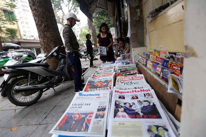 Les Hanoïens suivent de près le 2e Sommet RPDC-États-Unis ảnh 2