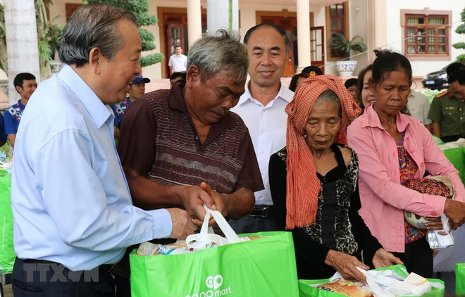 Le vice-PM Truong Hoa Binh remet des aides à des personnes démunies à Binh Phuoc ảnh 1 Le vice-PM Truong Hoa Binh remet des aides à des personnes démunies à Binh Phuoc ảnh 1