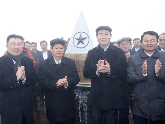 Tran Dai Quang au hissage du drapeau sur le sommet du Fansipan ảnh 1 Tran Dai Quang au hissage du drapeau sur le sommet du Fansipan ảnh 1