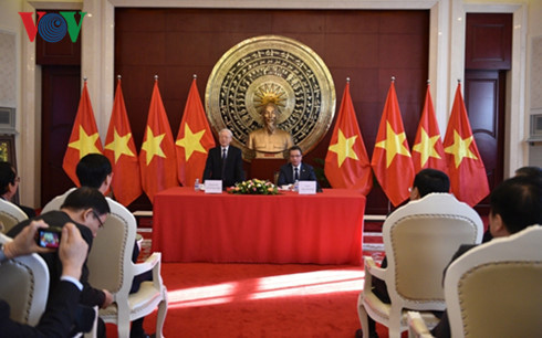 Le leader du PCV se rend à l'ambassade du Vietnam à Pékin ảnh 1 Le leader du PCV se rend à l'ambassade du Vietnam à Pékin ảnh 1
