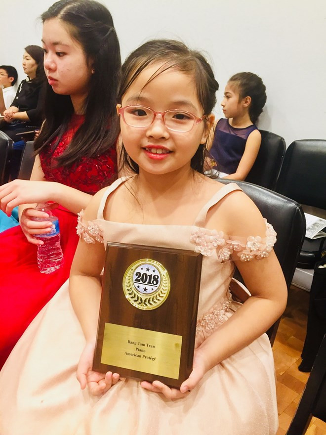 Une petite fille vietnamienne de 7 ans remporte un concours international de piano à New York ảnh 1