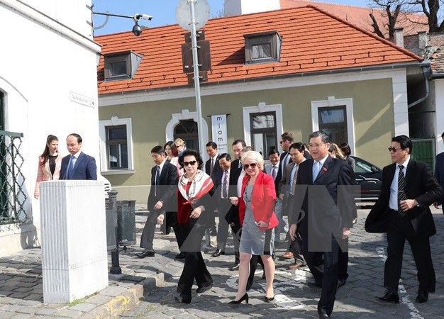 La présidente de l'Assemblée nationale visite la ville hongroise de Szentendre ảnh 1 La présidente de l'Assemblée nationale visite la ville hongroise de Szentendre ảnh 1
