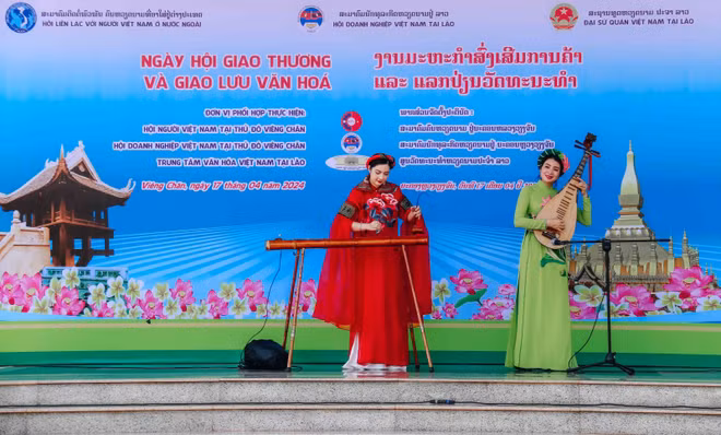 Programme d’échange culturel et de connectivité commerciale Vietnam-Laos ảnh 1