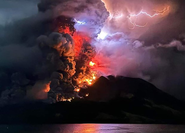 L'Indonésie met en garde contre un tsunami alors que son volcan entre en éruption ảnh 1 L'Indonésie met en garde contre un tsunami alors que son volcan entre en éruption ảnh 1