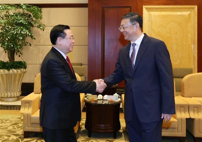 Le président de l'AN Vuong Dinh Hue rencontre le secrétaire du Comité du Parti de Shanghai ảnh 1 Le président de l'AN Vuong Dinh Hue rencontre le secrétaire du Comité du Parti de Shanghai ảnh 1